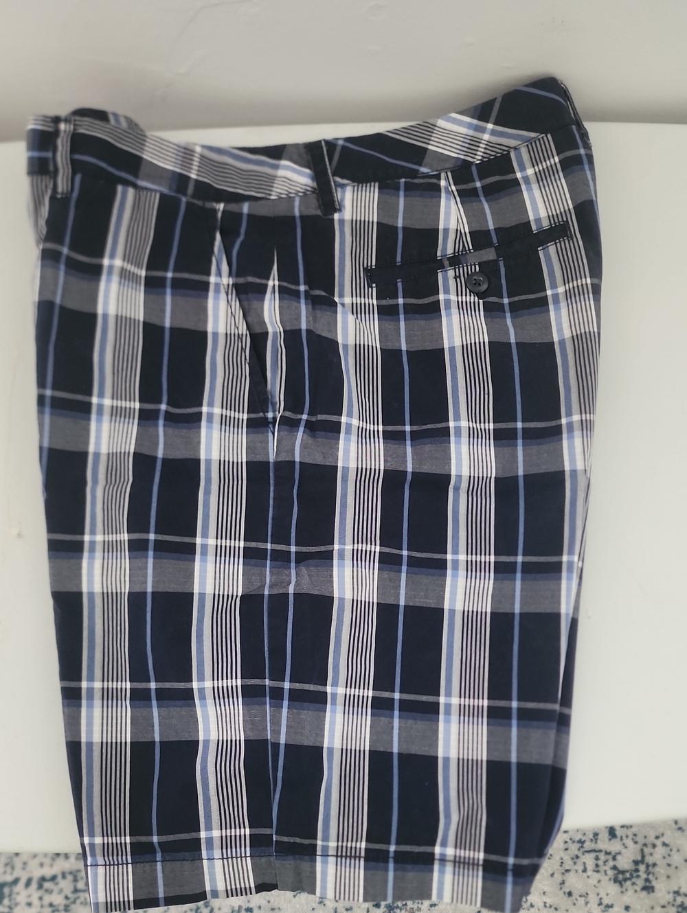 Mens Croft & Barrow Navy and White Plaid Flat-Front Shorts Size 32